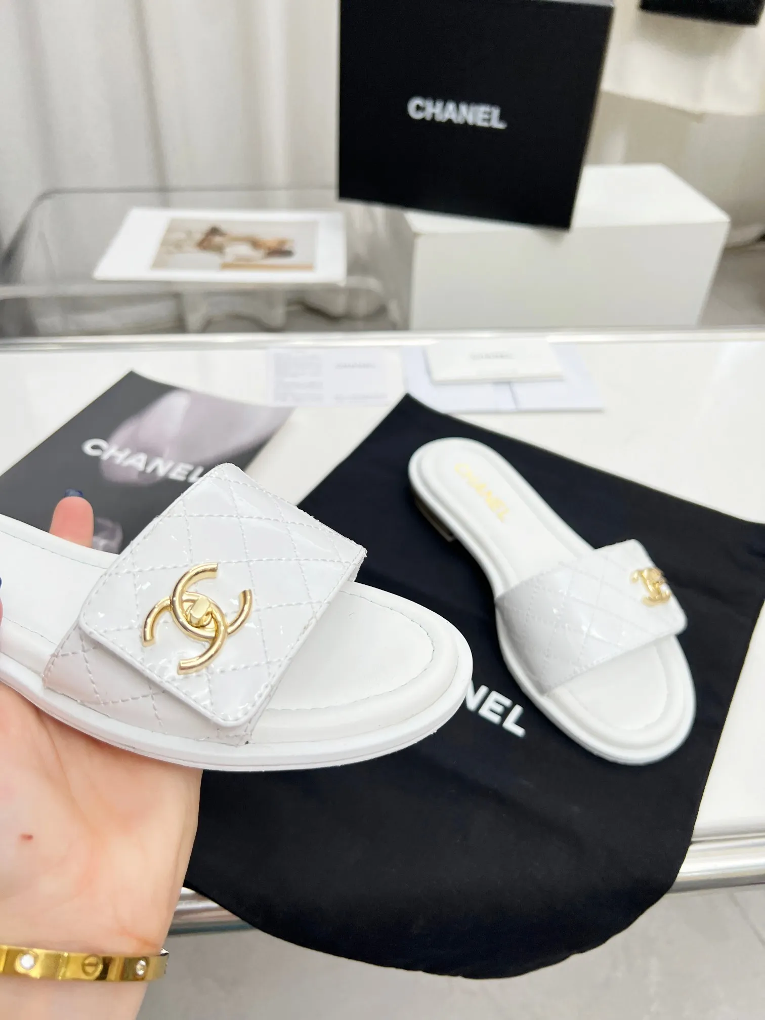 👟👟Ex-factory price 400👟👟 Genuine leather outsole Chanel24👟👟Ex-factory price Chanel 2024 spring and summer new Mier slippers, a summer must-have, goddess series, with the elegant and ladylike temperament of the Chan family, super durable and irresistible. The upper is made of original molded hardware buckles and electric embroidery, and the sheepskin lining is soft and comfortable. 🇮🇹 ▪️Size: 35-41